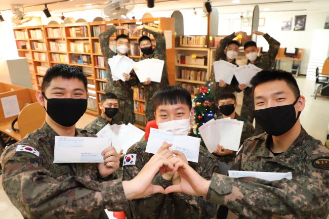 육군 장병들이 부모님께 보내는 감사편지를 들고 기념사진을 찍고 있다. 국방일보DB