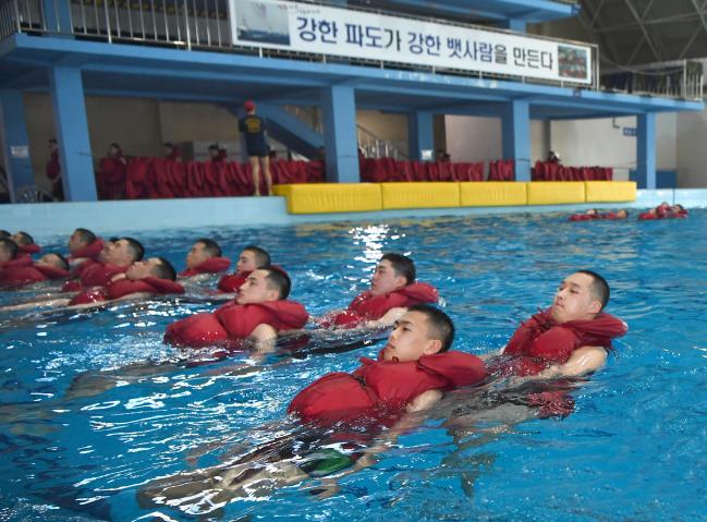 680기 해군병들이 해군교육사령부 전투수영훈련장에서 수난자 구조훈련을 하고 있다.  사진 제공=강승연 하사