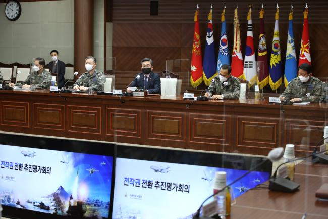서욱(가운데) 국방부 장관이 19일 서울 용산구 국방부 대회의실에서 열린 전작권 전환 추진점검회의에서 모두발언을 하고 있다.   양동욱 기자