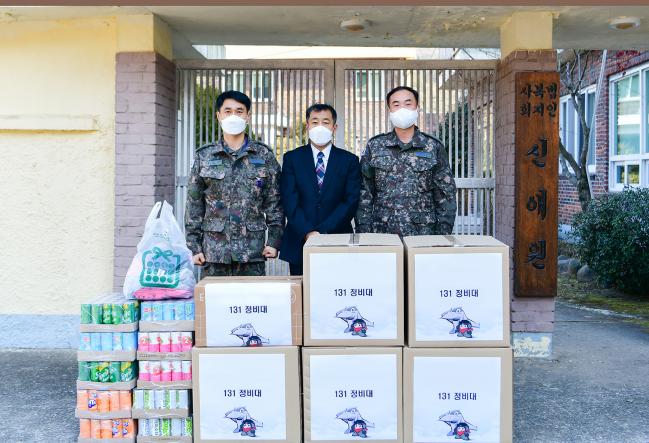 공군6639부대 131정비대 최주영(맨 오른쪽) 정비대장과 홍재진(맨 왼쪽) 주임원사가 부대 인근 아동복지시설에 물품과 간식을 전달하고 있다.  사진 제공=임지훈 병장