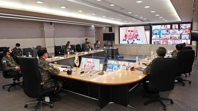 박인호(가운데) 공군참모총장이 20일 ‘태평양 공군지휘관 화상회의’에서 각국 공군지휘관들과 안보협력 강화 방안을 논의하고 있다.  공군 제공