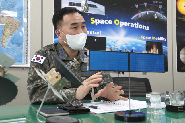 전현석 합참 군사우주과장이 인터뷰에서 “군사 우주력은 우리 군의 미래”라며 많은 후배들이 군 우주 발전을 위해 함께 노력했으면 한다는 바람을 전하고 있다.