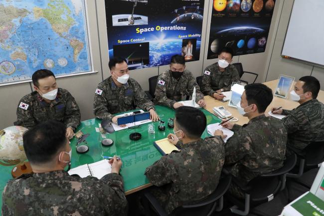 전현석(뒷줄 왼쪽 둘째) 군사우주과장이 육·해·공군, 해병대 부서원들과 올해 추진 업무를 토의하고 있다.