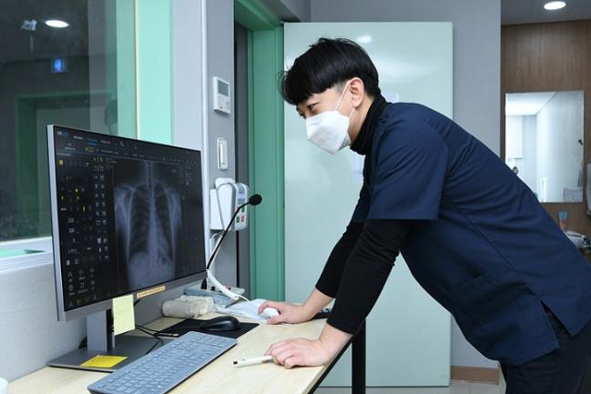 휴가를 반납하고 업무 수행 중인 공군15특수임무비행단 항공의무대대 허창용 군무주무관.  사진 제공=박민건 하사