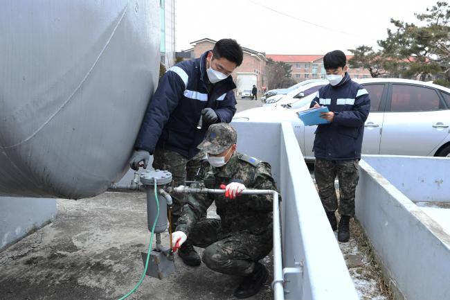 공군15특수임무비행단 장병들이 유류시설물을 점검하고 있다.  사진 제공=박민건 하사