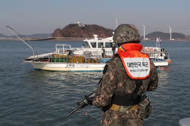 육군과 해경 합동으로 실시한 근해 수색정찰 훈련 중 한 장병이 경계지원을 하고 있다. 사진=조종원 기자