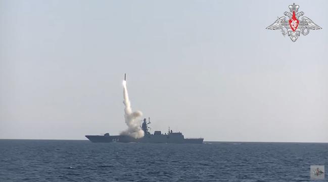 러시아는 2018년 이후 연속적으로 극초음속 미사일 시험 비행에 성공하고 있다. 사진은 지난해 7월 러시아 ‘지르콘’ 극초음속 미사일이 구축함에서 발사되는 모습.  사진 = 러시아 국방부 유튜브 영상 캡처