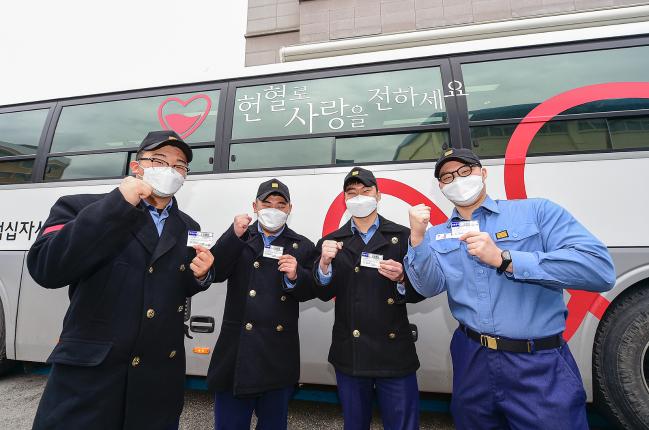 해군1함대 장병들이 올해 처음 열린 사랑의 헌혈운동에 참여한 뒤 헌혈증을 들고 파이팅을 외치고 있다.
   사진 제공=박보훈 중사