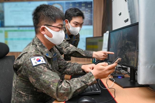 공군1방공유도탄여단 예하 2970부대 장병들이 스마트폰 군 활용체계로 상황조치 훈련을 하고 있다.  사진 제공=이용섭 병장