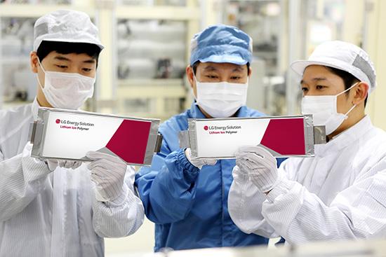 전기차 배터리 생산라인에서 연구원들이 리튬이온폴리머를 살펴보는 모습.  사진=LG에너지솔루션