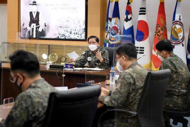 김정수 해군참모총장이 24일 열린 스마트 네이비 추진평가회의에서 속도감 있고, 안정감 있게 ‘스마트 네이비’를 추진해 줄 것을 당부하고 있다.  해군 제공 