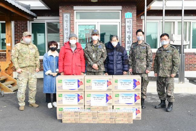 공군20전투비행단 장병들이 24일 부대 인근 마을을 찾아 위문품을 전달하고 있다.  사진 제공=서복남 원사