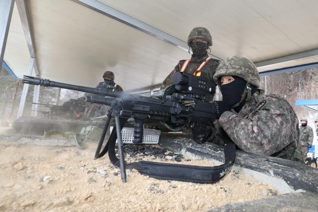 25일 육군21사단 이목정대대 장병들이 K15 경기관총 실거리 사격을 하고 있다. 조종원 기자