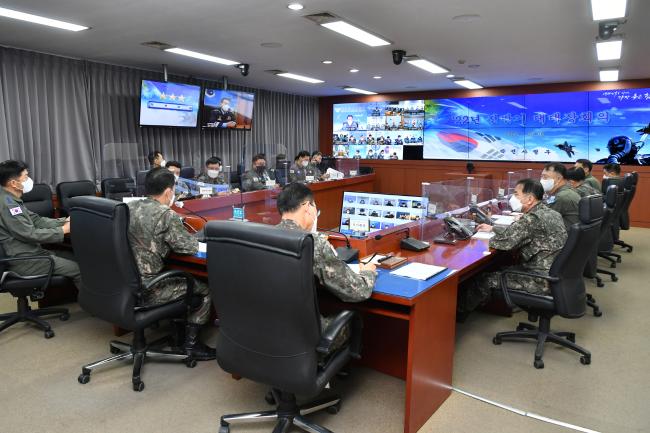 공군작전사령부 사령관과 주요 참모들이 25일 2022년 전반기 대대장 회의에 참석해 화상으로 토의하고 있다.  사진 제공=김진호 준위