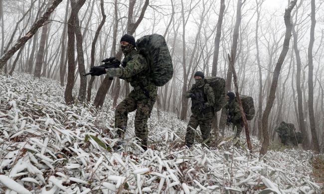 비호부대 무적태풍대대원들이 눈발이 흩날리는 설산에서 특수정찰·침투훈련을 하고 있다.