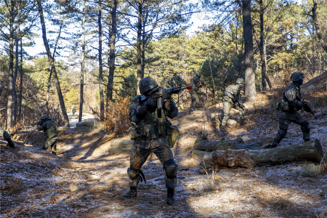 육군부사관학군단 후보생들이 각개전투훈련 전술적 상황에서 주간전술보행으로 이동하고 있다.