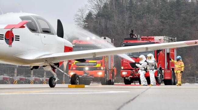 공군사관학교 소방구조중대 장병들이 항공기 사고구조 훈련에서 기체에 불이 난 상황을 가정해 화재를 진압하고 있다.  사진 제공=김경률 원사