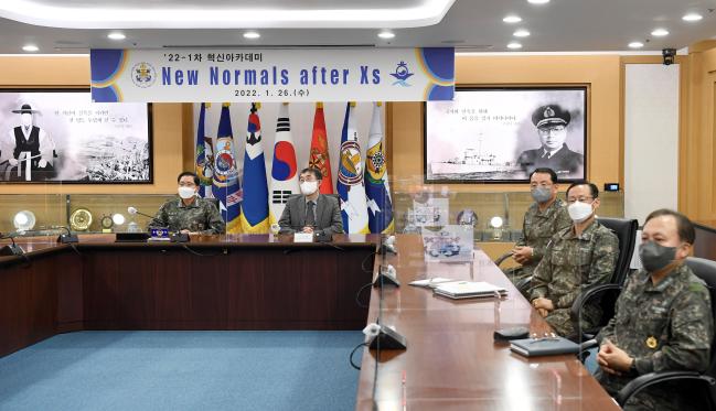 한국과학기술원(KAIST) 이승섭(왼쪽 둘째) 부총장을 초빙해 열린 올해 첫 혁신아카데미가 26일 해군본부 통해실에서 화상회의로 진행됐다.  해군 제공