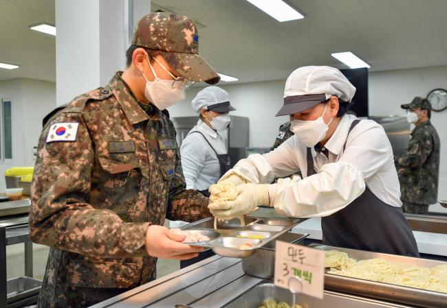 공군11전투비행단 병사들이 민간 위탁으로 운영 중인 식당을 이용하고 있다.  사진 제공=한윤창 하사