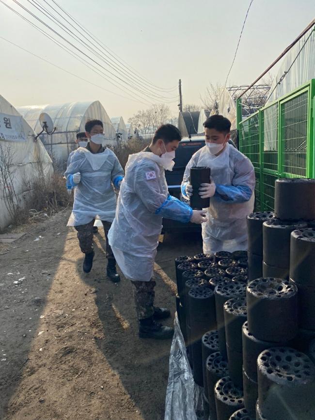 군사안보지원사령부 장병들이 26일 경기도 과천시 과천동 꿀벌마을에서 연탄나눔 봉사활동을 하고 있다. 
 부대 제공