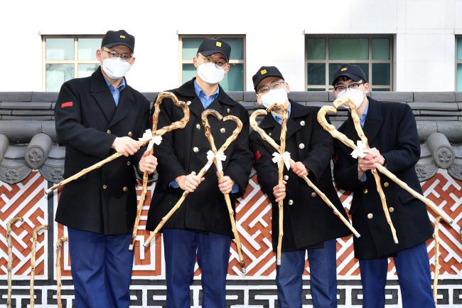 해군사관학교 장병들이 지역 어르신들을 위해 제작한 지팡이 청려장을 들어 보이고 있다.  사진 제공=김영수 상사