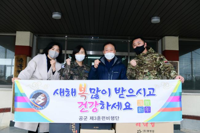 공군3훈련비행단 장병들이 경남 사천시 축동면 길평마을회관에서 주민 대표에게 위문품을 전달하고 있다. 
 부대 제공