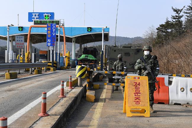 포항특정경비지역사령부 주관 대침투 종합훈련에서 장병들이 군·경 합동검문소를 운용하고 있다. 부대 제공