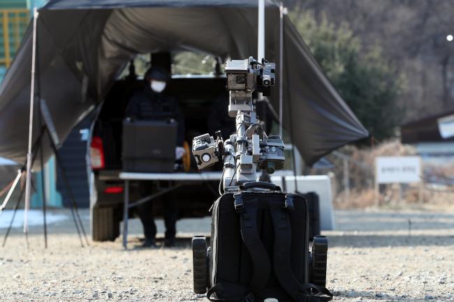 특임대 요원들이 무인궤도로봇을 활용해 화생방테러 의심물질을 탐색하는 모습.