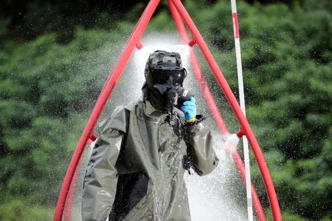 간이제독장비를 활용한 긴급제독에 나선 특임대 요원.