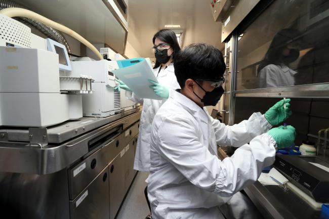 현장기술분석반 연구원들이 이동분석실험실 내부에서 미지시료를 분석하는 모습. 