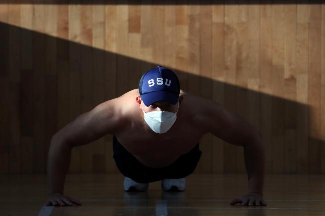 흔들림없는 눈빛 

해군특수전전단 해난구조전대 심해잠수사가 지난 20일 진해 군항 일대에서 열린 혹한기 내한훈련에서 특수체조를 하고 있다.  한재호 기자