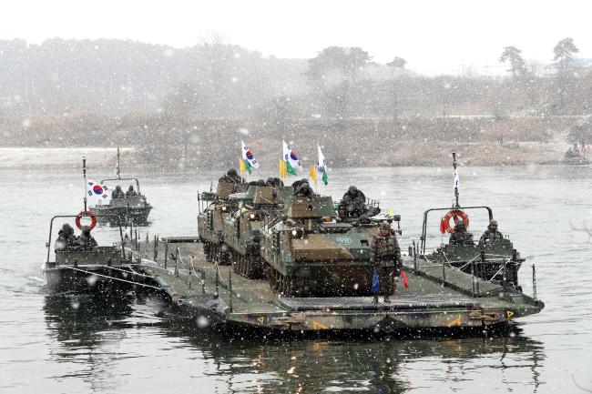 눈보라 뚫고 전진,전진 

육군7공병여단 장병들이 지난 19일 경기도 여주시 연양리 남한강 일대에서 열린 혹한기 훈련에서 구축한 문교를 이용해 눈보라를 뚫고 K200A1 장갑차를 도하시키고 있다.  조종원 기자