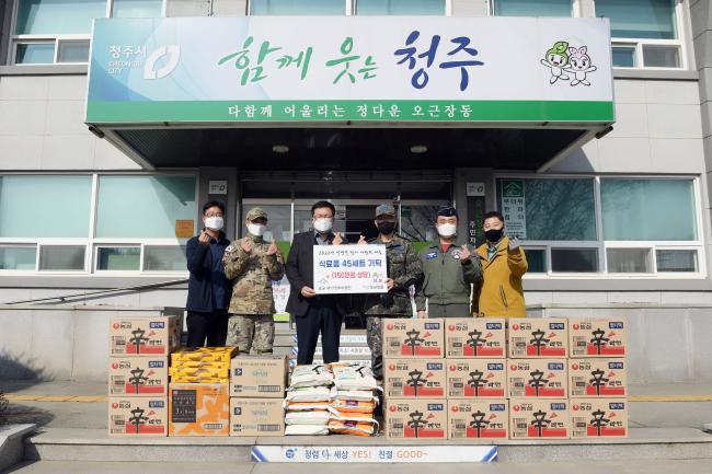 공군17전투비행단 장병들이 부대 인근 행정복지센터에서 지역 주민들에게 제공할 위문품을 전달하고 있다.  사진 제공=이태희 중사