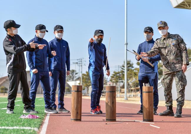 공군11전투비행단 장병들이 설 연휴 기간 사기진작 프로그램에 참여해 투호를 체험하고 있다.  사진 제공=한윤창 하사