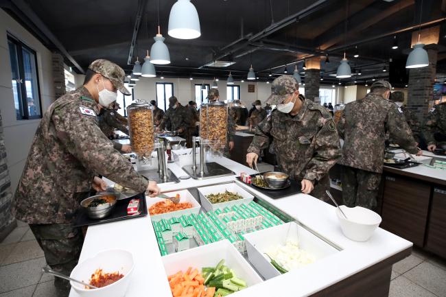 육군32보병사단 장병들이 ‘더 좋은 병영식당’에서 샐러드바를 이용하고 있다. 국방부는 2022년을 ‘장병 중심의 급식 조달 및 운영체계 개선 원년’으로 지정하고, 군 급식 개선에 박차를 가할 예정이다.  양동욱 기자