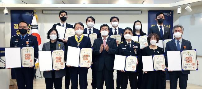 전해철(앞줄 가운데) 행정안전부 장관이 3일 오후 정부서울청사 별관에서 열린 2021년 정부혁신 유공 정부포상 전수식에서 고재성(앞줄 맨 왼쪽)공군대령(진)을 포함한 수상자들과 기념 촬영을 하고 있다.  행정안전부 제공 