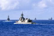 지난해 8월 미국, 호주, 인도, 일본 4개국이 참여한 연합해군훈련 말라바르 2021이 필리핀해에서 실시되는 모습. 일본 해상자위대, 호주 왕립 해군, 인도 해군이 미 해군의 알레이 버크급 이지스 구축함 배리함(DDG-52)과 편대를 이루어 항해하고 있다. 사진 = 미 해군 홈페이지
