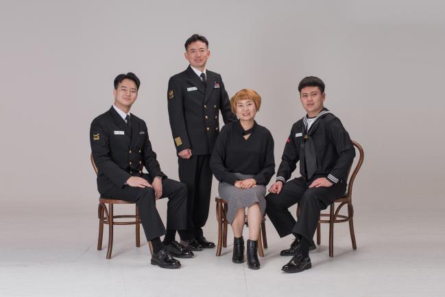 해군1함대사령부에서 동해 수호 임무를 수행 중인 김형기 원사 가족. 왼쪽부터 김민수 하사, 김형기 원사, 안순녀 씨, 김승수 일병.  부대 제공 