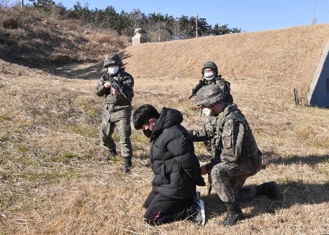 공군38전투비행전대 군사경찰대 장병들이 대테러 초동조치 훈련에서 거동수상자를 체포하고 있다.  사진 제공=유영임 상사
