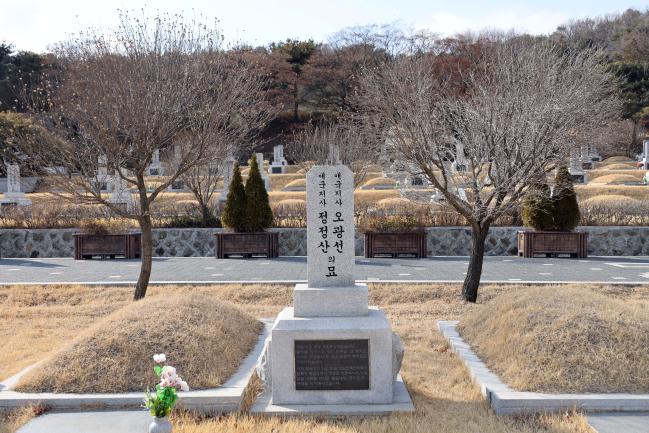 국립서울현충원의 애국지사 묘역에 안장된 오광선 장군  묘소. 함께 독립운동을 했던 부인 정현숙(이명 정정산)도 합장되어 있다.  한재호 기자