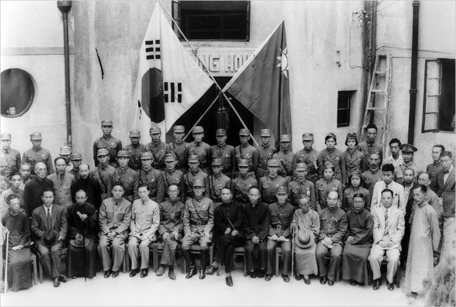 한국광복군 총사령부 성립전례식 모습. 사진에서 가운데 줄 오른쪽의 여군이 오광선 장군의 딸 오희영이다.