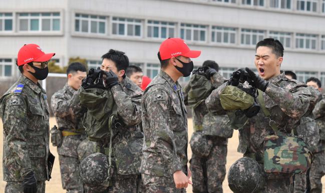 공군사관학교 74기 예비생도들이 7일 화생방 훈련에서 방독면 착용법을 숙달하고 있다.  공사 제공