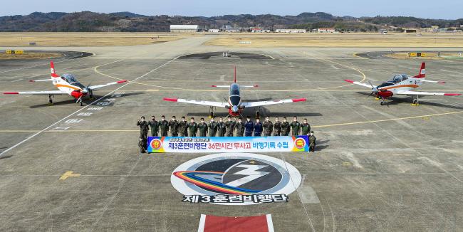 공군3훈련비행단 지휘관·참모를 비롯한 장병들이 9일 기지 활주로에서 36만 시간 무사고 비행기록 수립을 기념하고 있다.  부대 제공