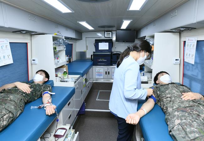 공군15특수임무비행단 장병들이 헌혈 버스에서 사랑의 헌혈 행사에 참여하고 있다.  사진 제공=박민건 하사