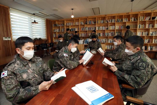 육군52사단 용호대대 장병들이 부대 도서관에서 책을 읽고 있다. 용호대대는 3주간 7권 이상의 책을 읽고, 독서기록장을 작성하는 ‘리라씽(Read Write Think) 챌린지’를 운영해 목표를 달성한 장병들에게 포상휴가를 주고 있다. 
