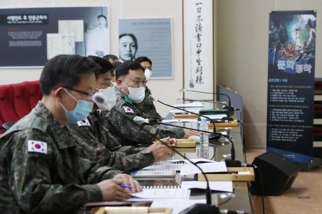 육군52사단은 지난달 3일 김호복(소장) 사단장 주관으로 ‘더 강한·좋은 육군문화 정착을 위한 발표회’를 열었다. 이날 사단 참모부 및 예하 부대는 육군 3대 실천 강령과 15개 실천지표 구현을 위한 발표·토의가 이뤄졌다. 