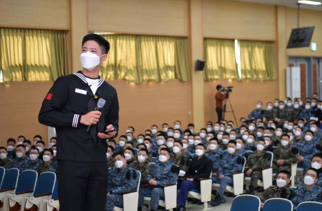 해군 군악의장대대 홍보대 박보검 병장이 10일 해군교육사령부 신병교육대대 교육관에서 열린 ‘모범 리더 병사 군 복무 성공사례 교육’ 교관으로 나서 680기 훈련병들에게 군 생활 성공 경험을 전하고 있다. 
 사진 제공=손정민 중사