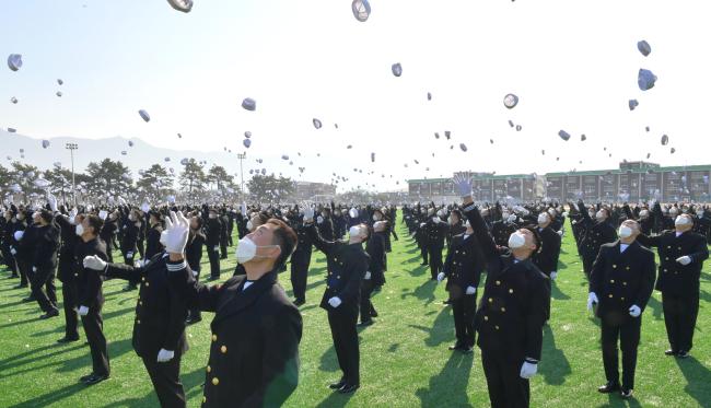 680기 해군병들이 지난 11일 해군교육사령부 연병장에서 열린 수료식에서 정모를 던져 올리며 자축하고 있다.  사진 제공=손정민 중사