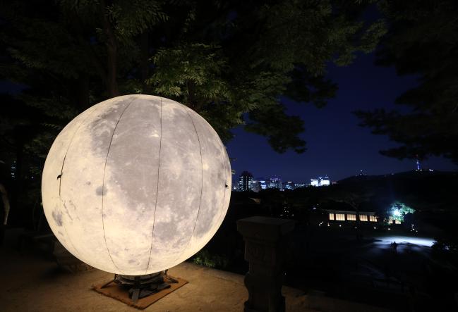 창경궁에 설치된 보름달 모형.    연합뉴스