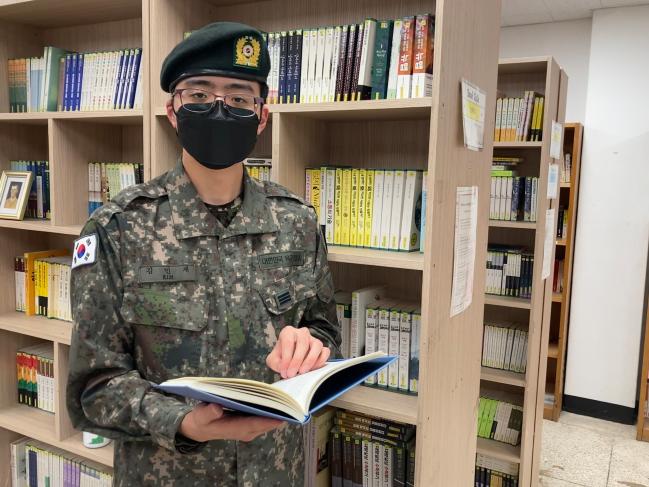 육군수도군단 10화생방대대 김민재 상병이 부대의 도움으로 꾸준히 도전해온 자신의 군 생활을 설명하고 있다. 부대 제공